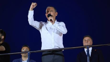 Özgür Özel'den Akın Gürlek'e: Akın sert kayaya çarptın oğlum! Gelip darmadağın ederim, aklını başına topla, tepemin tasını attırma!