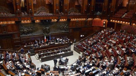 Aumento stipendi e vitalizi, scontro in aula Fdi-M5s