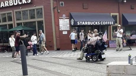 Un fanático anti Trump dispara a un veterano en silla de ruedas