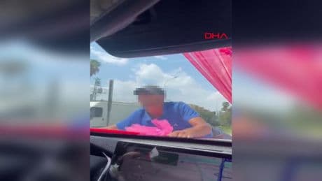 Bahşiş almak için yaptıklarıyla pes dedirtti! O anlar kamerada