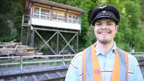 Historisches Bauwerk: Eisenbahn-Fan bewahrt marodes Stellwerk vor Abriss