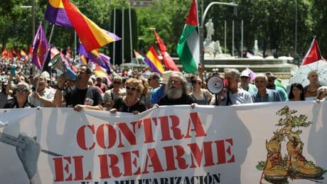 Sumar y Podemos marchan contra el rearme