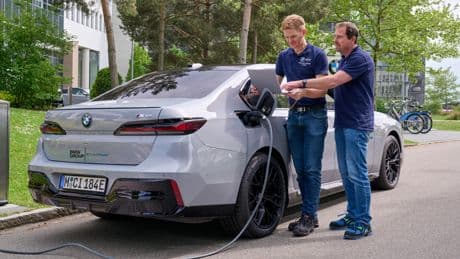BMW lance ses premières voitures à batterie solide sur les routes