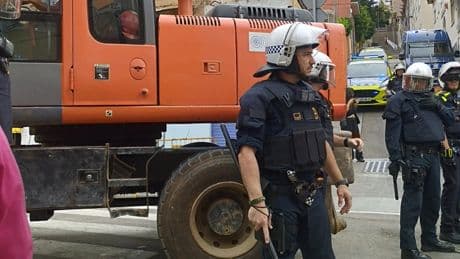 Vecinos de Vallcarca protestan contra la demolición de un edificio del barrio donde se construirá un bloque de viviendas protegidas