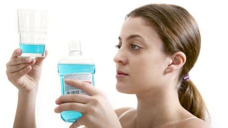 Studie zeigt: So schädlich ist Listerine-Mundspülung wirklich