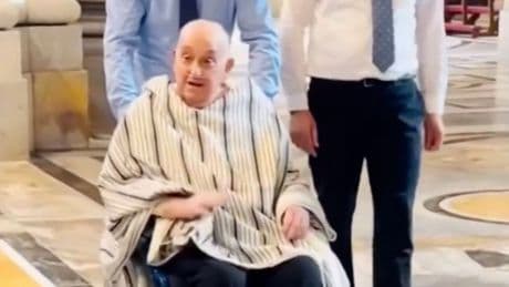 Im Poncho im Petersdom - So haben wir den Papst noch nie gesehen