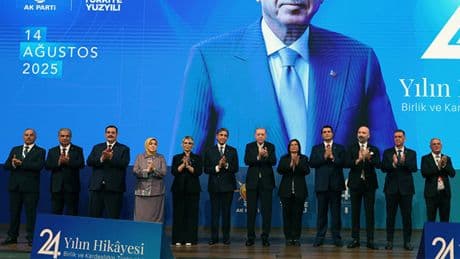 Son dakika haberler: Cumhurbaşkanı Erdoğan rozetlerini taktı... İşte AK Parti'ye katılan yeni isimler