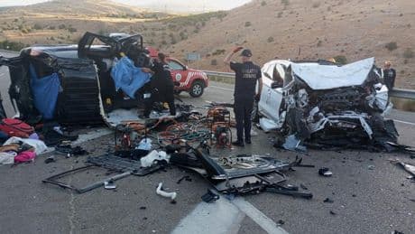 Malatya'da feci kaza! Hafif ticari araç ile otomobil kafa kafaya çarpıştı: 4 kişi hayatını kaybetti