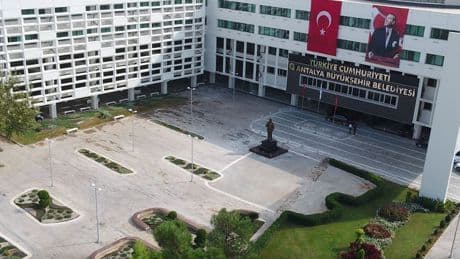 Ulaşımda hedefi tutturamayan Antalya Belediyesi, depremzedeleri sorumlu tuttu