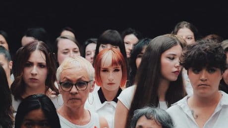 "Je t'accuse": la chanteuse Suzane dévoile une nouveau single pour dénoncer les violences sexuelles