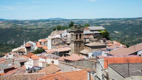 El pueblo de Zamora en la frontera con Portugal rodeado de naturaleza y con bodegas subterráneas
