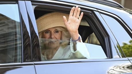 Polemiche sulla Regina Camilla: in vacanza sullo yacht da 30 milioni dello sceicco, e senza Re Carlo