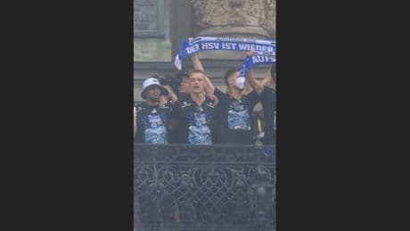 Mit 40.000 Fans singen - Gänsehaut-Moment für HSV-Ewigkeit