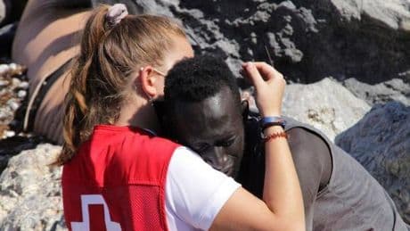 Muere Abdou Ngom, icono de la crisis migratoria por el abrazo viral a una voluntaria de la Cruz Roja