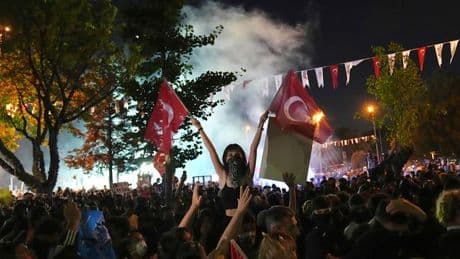 Ekrem İmamoğlu: 10.000 Menschen demonstrieren in Istanbul gegen Absetzung von İmamoğlu