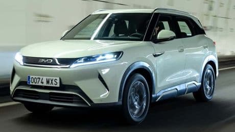 Mercato auto, Byd per la prima volta supera vendite di Tesla in Europa. Ad aprile la casa di Musk a -49%, la cinese fa +359%