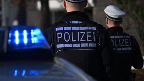 Mann sticht in Berlin-Mitte auf Sicherheitsmitarbeiter ein