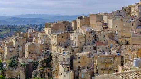 El desconocido pueblo de Sicilia que es una joya: de origen medieval y enclavado en lo alto de una colina