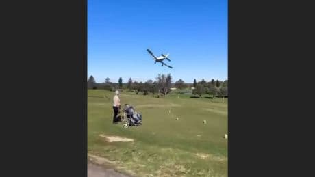 Dramatisches Video - Flieger stürzt auf Golfplatz ab