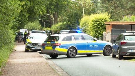 Polizeihubschrauber kreist über Tatort - Zwei Tote nach Schüssen in Hamburg