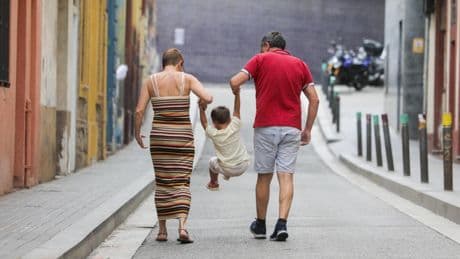 El Parlament da vía libre al cambio de ley para favorecer la adopción con los padres de acogida