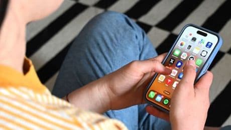 Medien und Smartphones: Konsum von Jugendlichen stresst auch deren Eltern - Umfrage