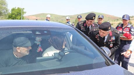 Yozgat'ta jandarma ekiplerinden karanfil ve çikolatalı denetim