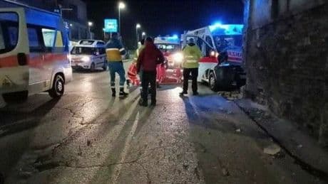 Incidente Barrafranca, scontro tra scooter e auto in pieno centro, ragazzo di 15 anni muore durante un intervento in ospedale