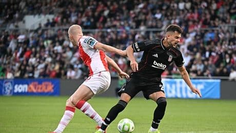 Ernest Muçi kenara geldi