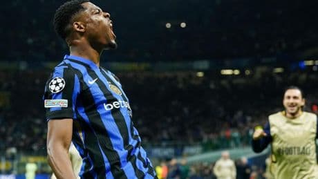 Dumfries grijpt hoofdrol en haalt met Inter CL-finale na spektakel tegen Barça