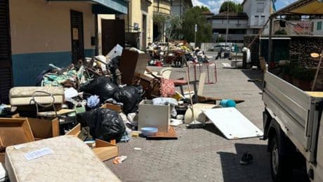"Ratti e sporcizia". Le foto-choc dell'ex-centro migranti di don Biancalani