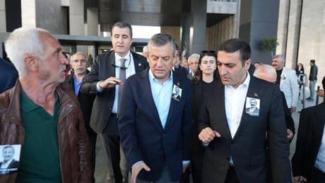 Özgür Özel'e yumruklu saldırı... CHP'li Murat Bakan tek tek sıraladı: 'Saldırının arkasındaki tüm karanlık ilişkileri...'