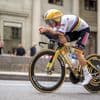 Remco Evenepoel sluit veelbewogen week af met winst in tijdrit, João Almeida pakt eindzege
