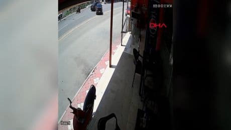 Osmaniye’de iki otomobilin çarpıştığı trafik kazası kamerada