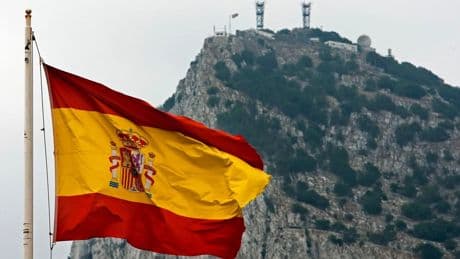 &quot;Renuncia total&quot;: Sánchez entrega Gibraltar mientras Feijóo exige votarlo y Vox lo tilda de ilegal