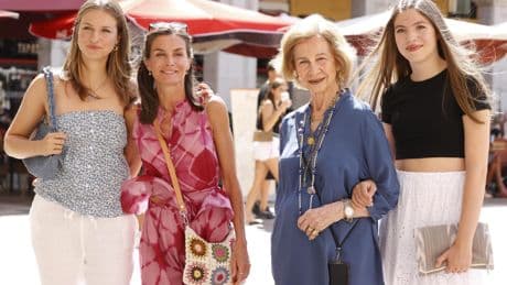 Un abanico, camisetas de Lola Casademunt y un vinilo de Serrat: los regalos a las mujeres de Casa Real en 2024