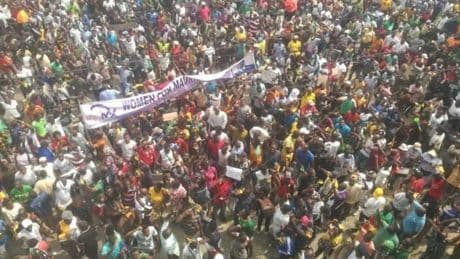 Le retour au pays de l'opposant camerounais Maurice Kamto provoque des tensions à Douala