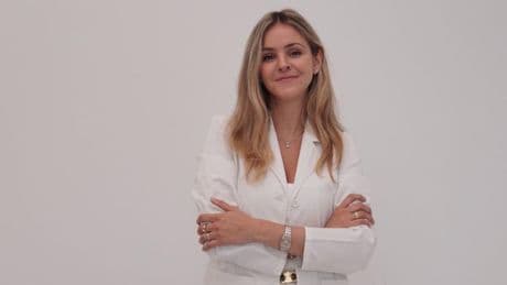 Cómo tratar las manchas en la piel, según la Dra. Anna Puigdollers