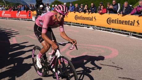 A San Valentino tripletta italiana. Carapaz attacca, la maglia rosa si difende a fatica