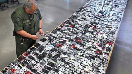 FCC taking steps that would allow US prisons to jam prisoners' cellphone signals