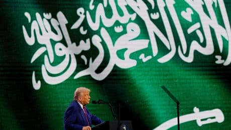 Trump cierra "el mayor acuerdo de cooperación militar de la historia" con la teocracia saudí en un viaje sin escala en Israel