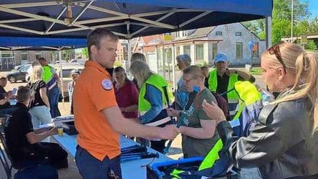 Inwoners Finsterwolde blijven zoeken in bos naar vermiste Jeffrey (10) en Emma (8)