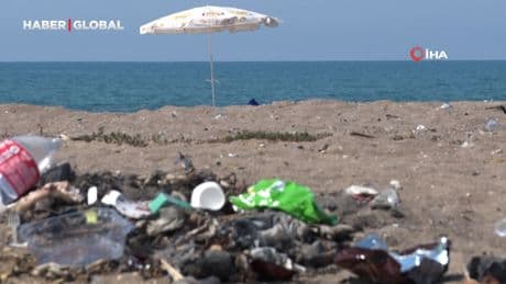 Antalya’da Kumköy plajı çöp yığınları ile doldu