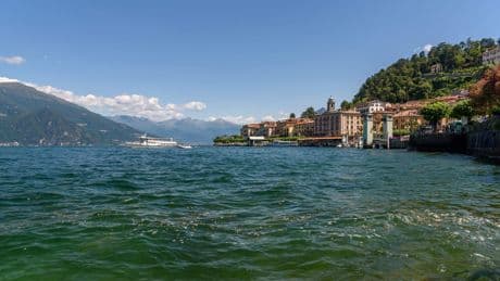 Van veerboot duikende Nederlanders ontketenen grote zoekactie op Comomeer in Italië