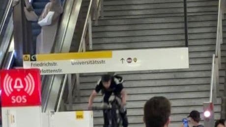 Mountainbike-Rennen auf dem U-Bahnhof Unter den Linden