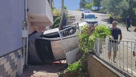 Rampa aşağı kayıp ağaca çarpan otomobil apartman girişinde devrildi: 5 yaralı
