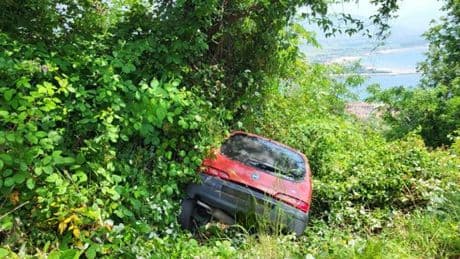 Ameglia, esce di strada e lascia l'auto a bordo strada piena di casse di birra. Identificato, sarà denunciato