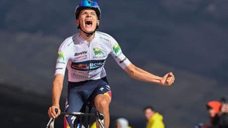 Giulio Pellizzari wint in Vuelta, Jonas Vingegaard blijft leider; renner kreeg ’mogelijk pis’ in gezicht gegooid