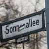 Polizeieinsatz in Berlin-Neukölln: Männer bewerfen sich in der Sonnenallee mit Glasflaschen und Stühlen