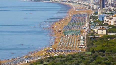 Spiagge vuote, ma non a Bibione: 18mila ombrelloni occupati e prezzi a partire da 21 euro, è sold out